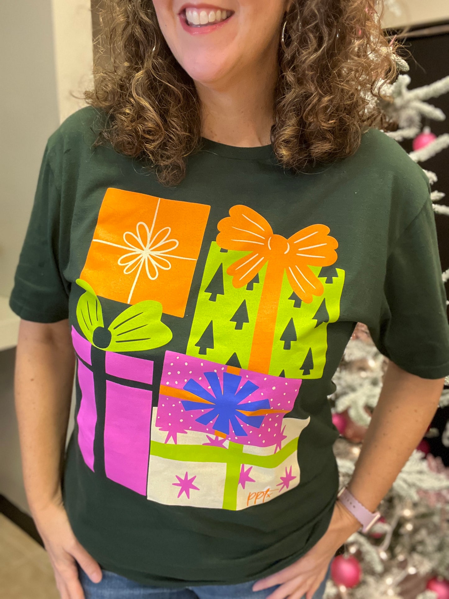 COLORFUL PRESENTS Graphic Tee