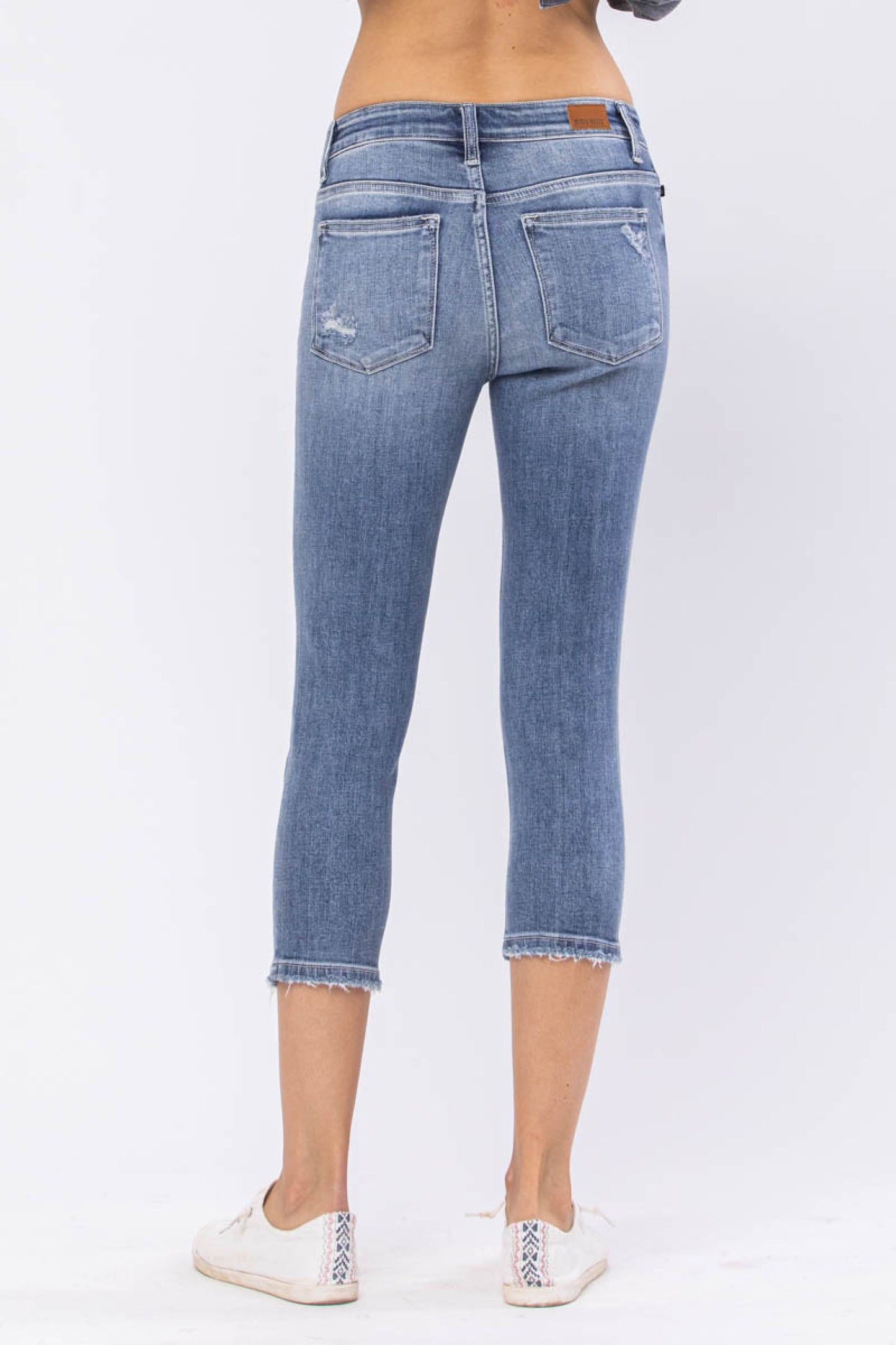 JUDY BLUE Midrise Distressed Capri