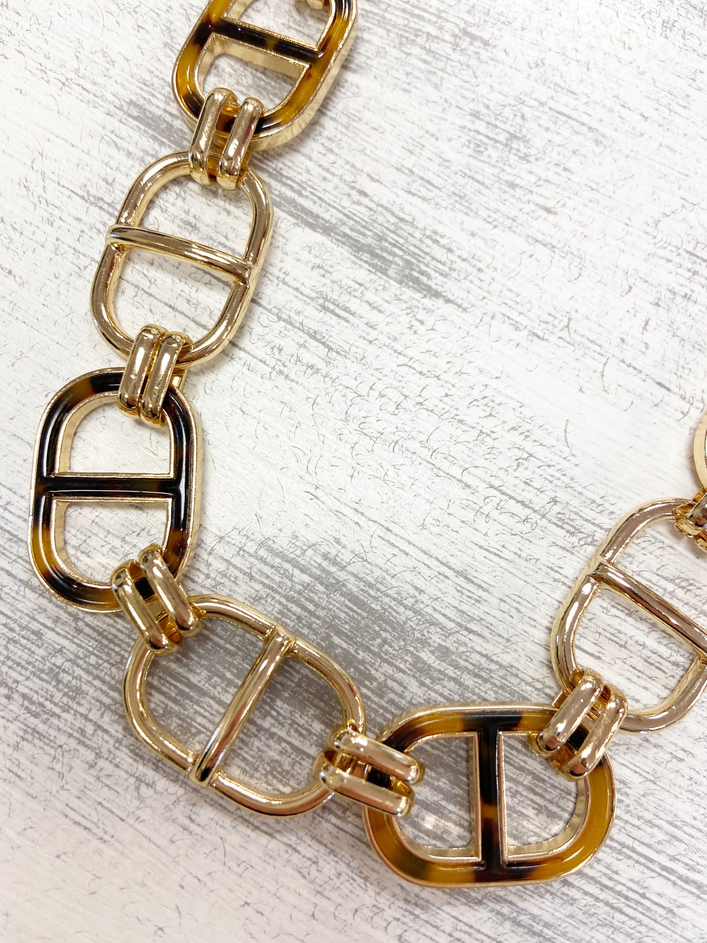 Chic Tortoise & Chain Necklace