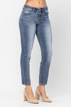 Load image into Gallery viewer, JUDY BLUE Mid Rise Classic Slim Fit Jeans