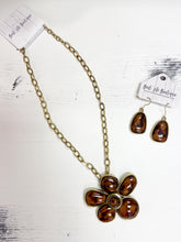 Load image into Gallery viewer, Chunky Stone Flower Necklace