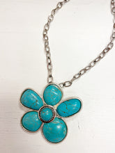 Load image into Gallery viewer, Chunky Stone Flower Necklace