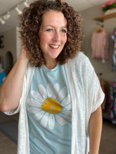 Load image into Gallery viewer, BIG DAISY Graphic Tee