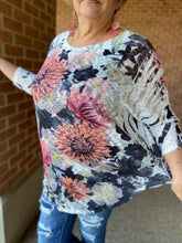Load image into Gallery viewer, Bold Floral Knit Curvy Top